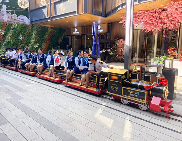 吾悦广场--坐骑小火车